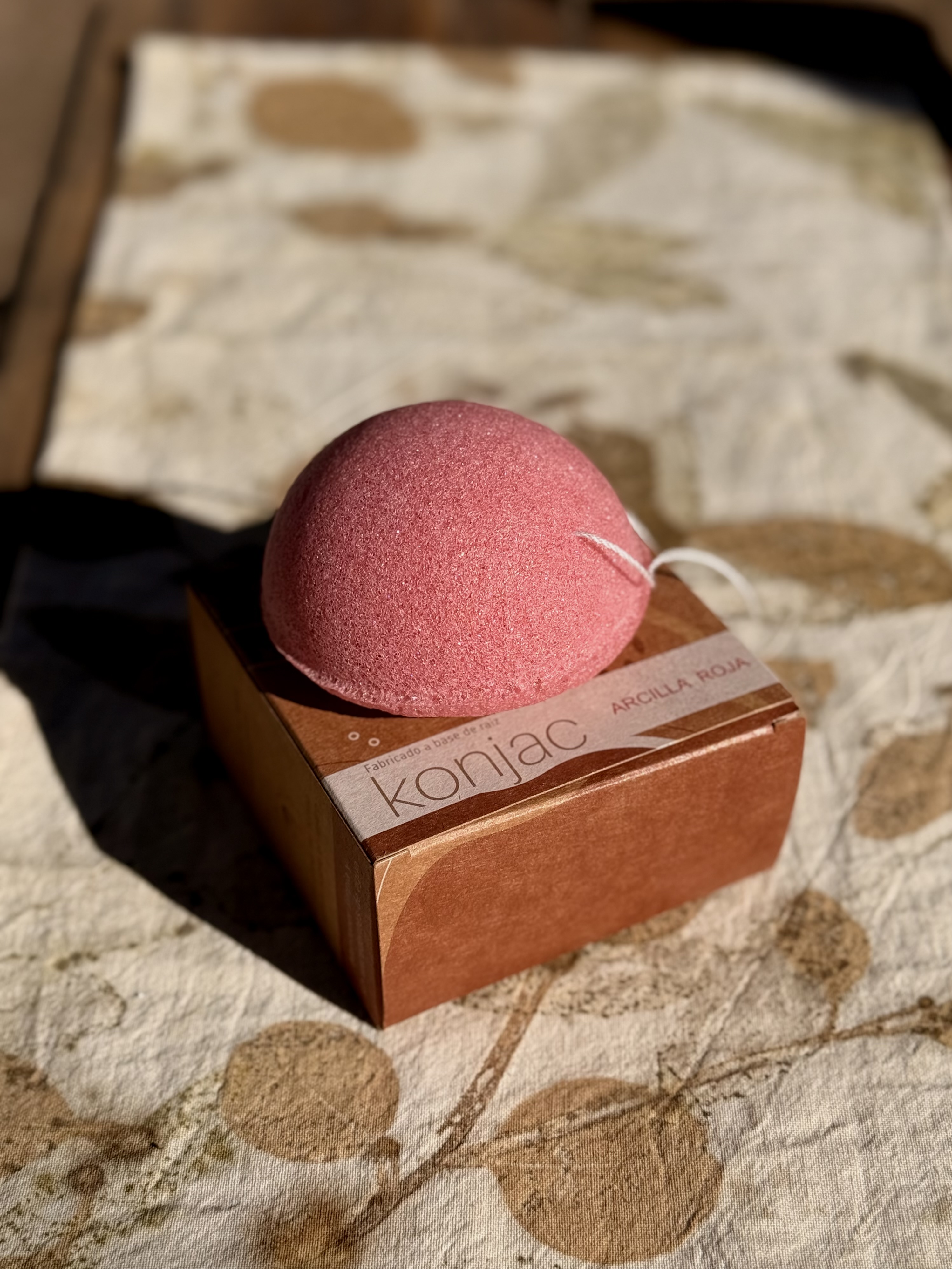 Esponja Facial Montreal Raiz de Konjac , ARCILLA ROJA - Para Pieles Rosaceas / Maduras.