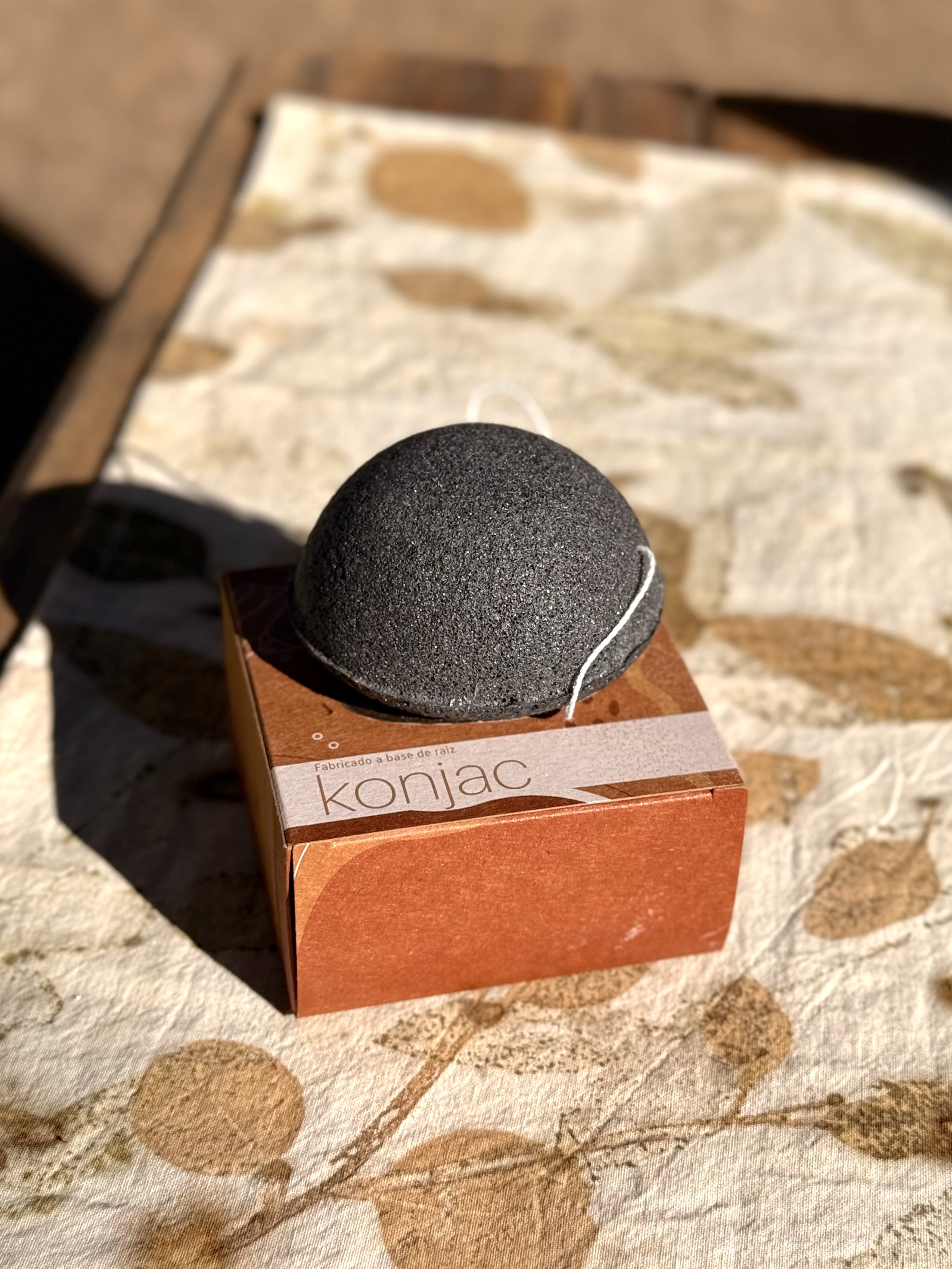 Esponja Facial Montreal Raiz de Konjac , CHARCOAL - Para Pieles Mixtas y Oleosas.