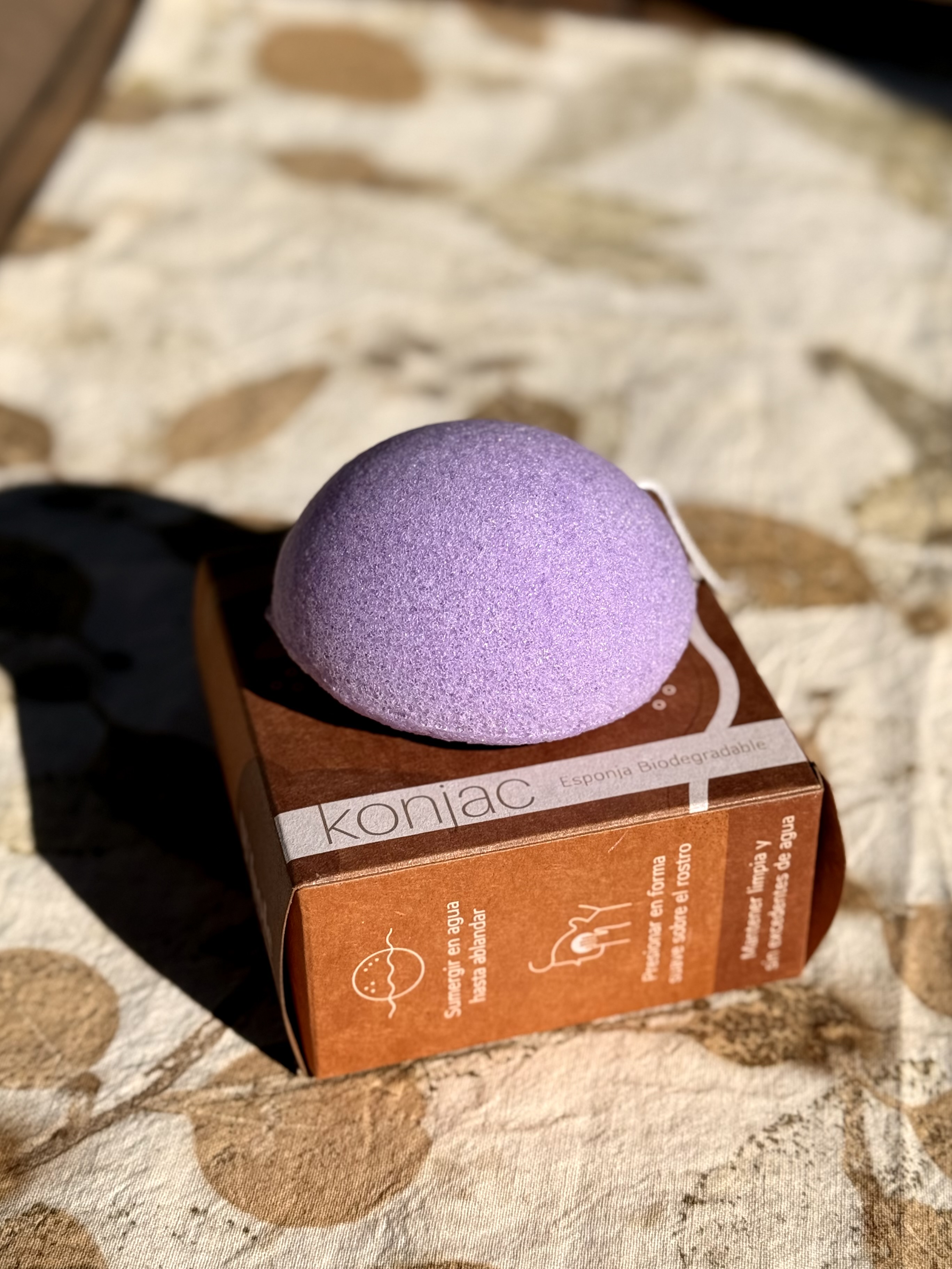 Esponja Facial Montreal Raiz de Konjac , LAVANDA - Para Pieles de Todo Tipo.