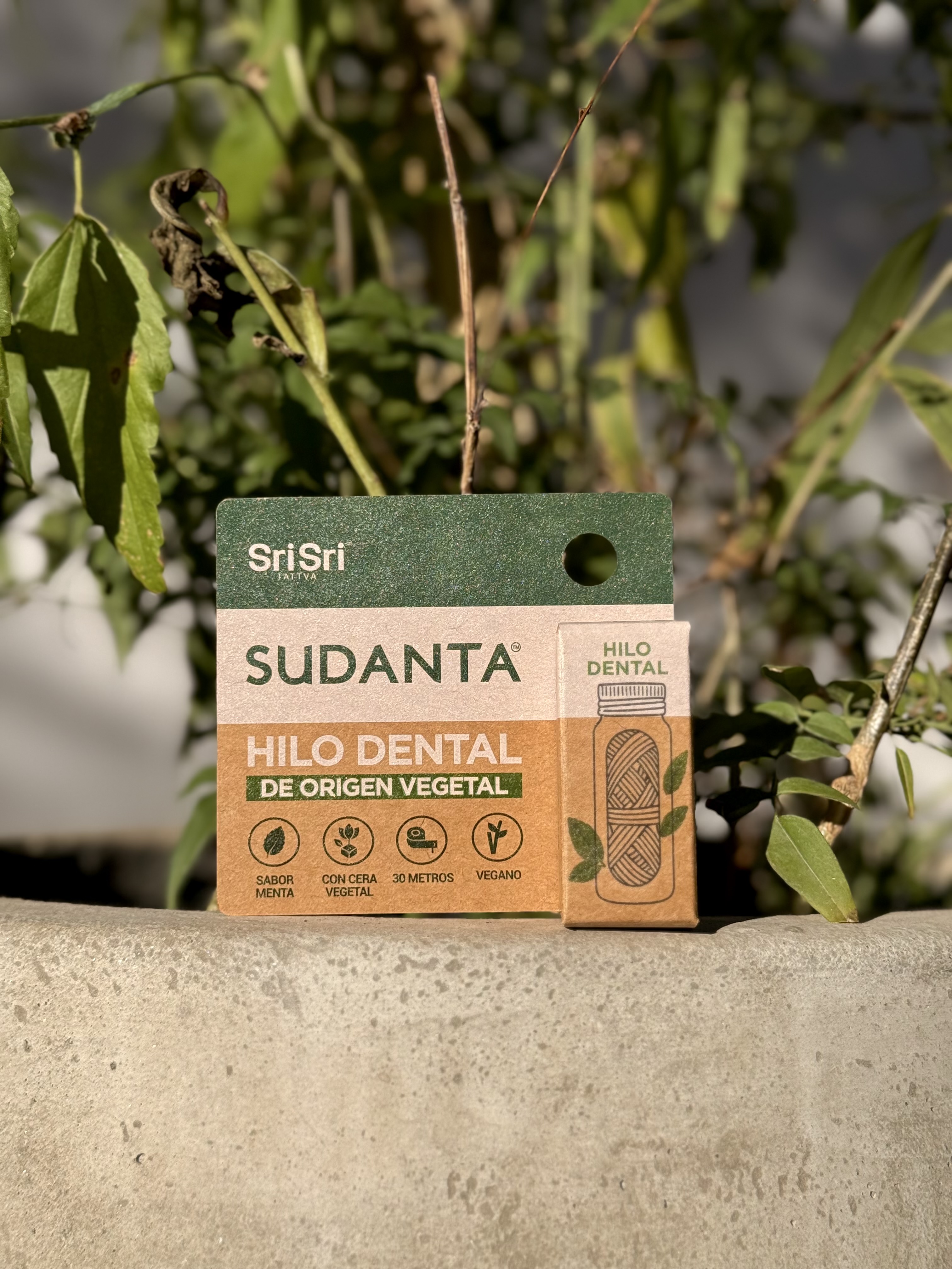Hilo Dental Sri Sri de Origen Vegetal. Sabor Menta, Con Cera Vegetal, 30 Metros, Vegano.